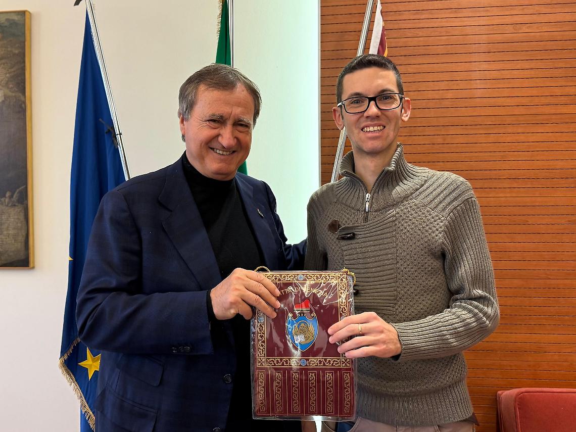 Il sindaco Brugnaro premia Giovanni Bortoletto, il tassista che ha salvato un'anziana da una truffa