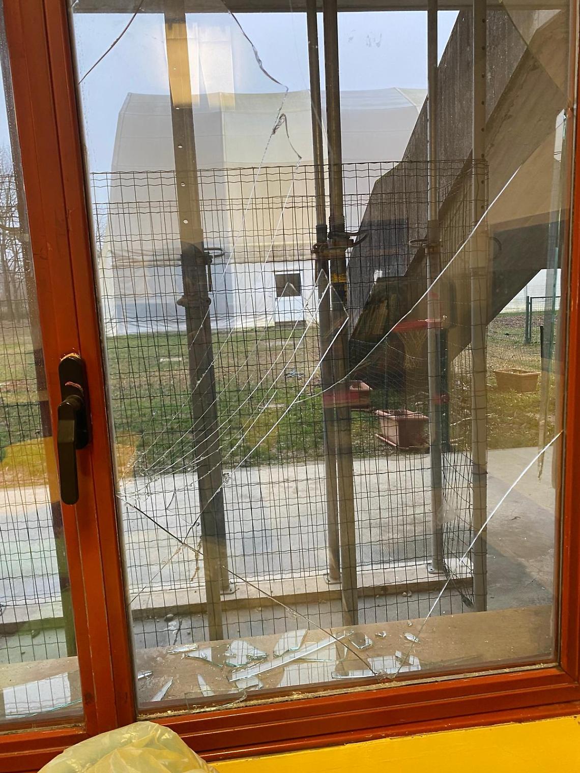  Vandali colpiscono la scuola primaria Ruzzante di Montegrotto Terme: raid notturno e furto di tablet