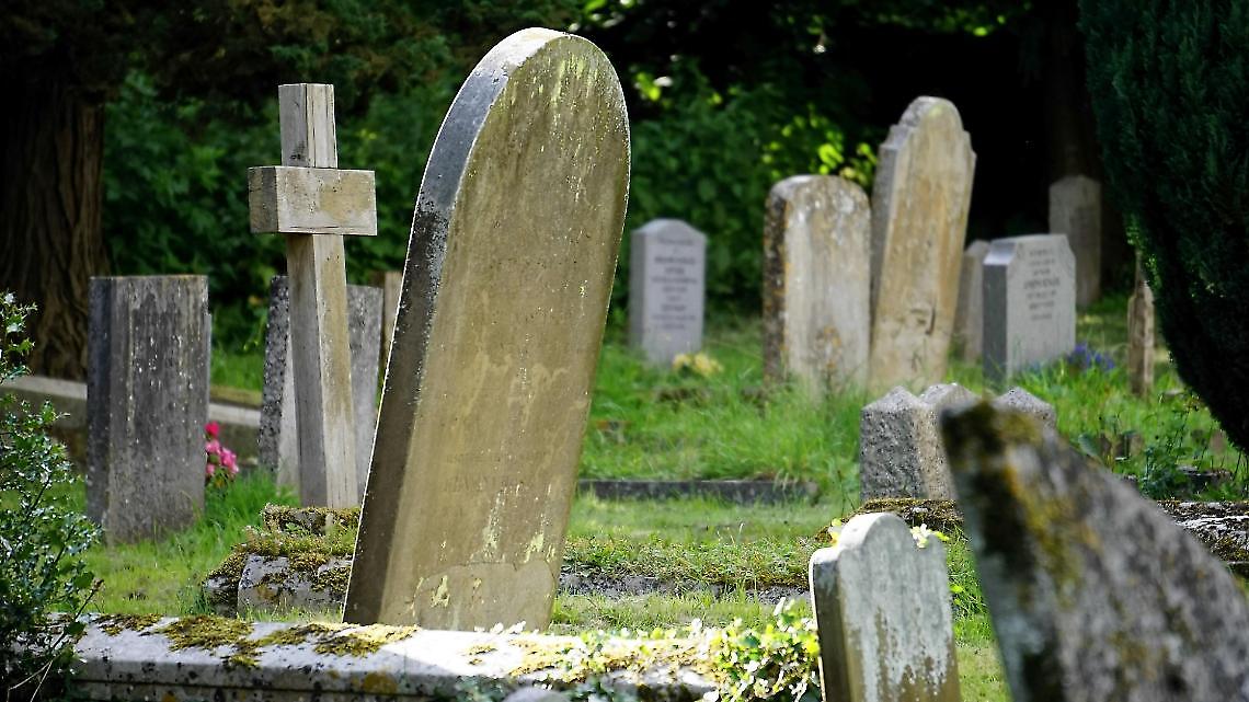 Razzie nei cimiteri del Coneglianese, sparisce anche il busto del giovane Walter