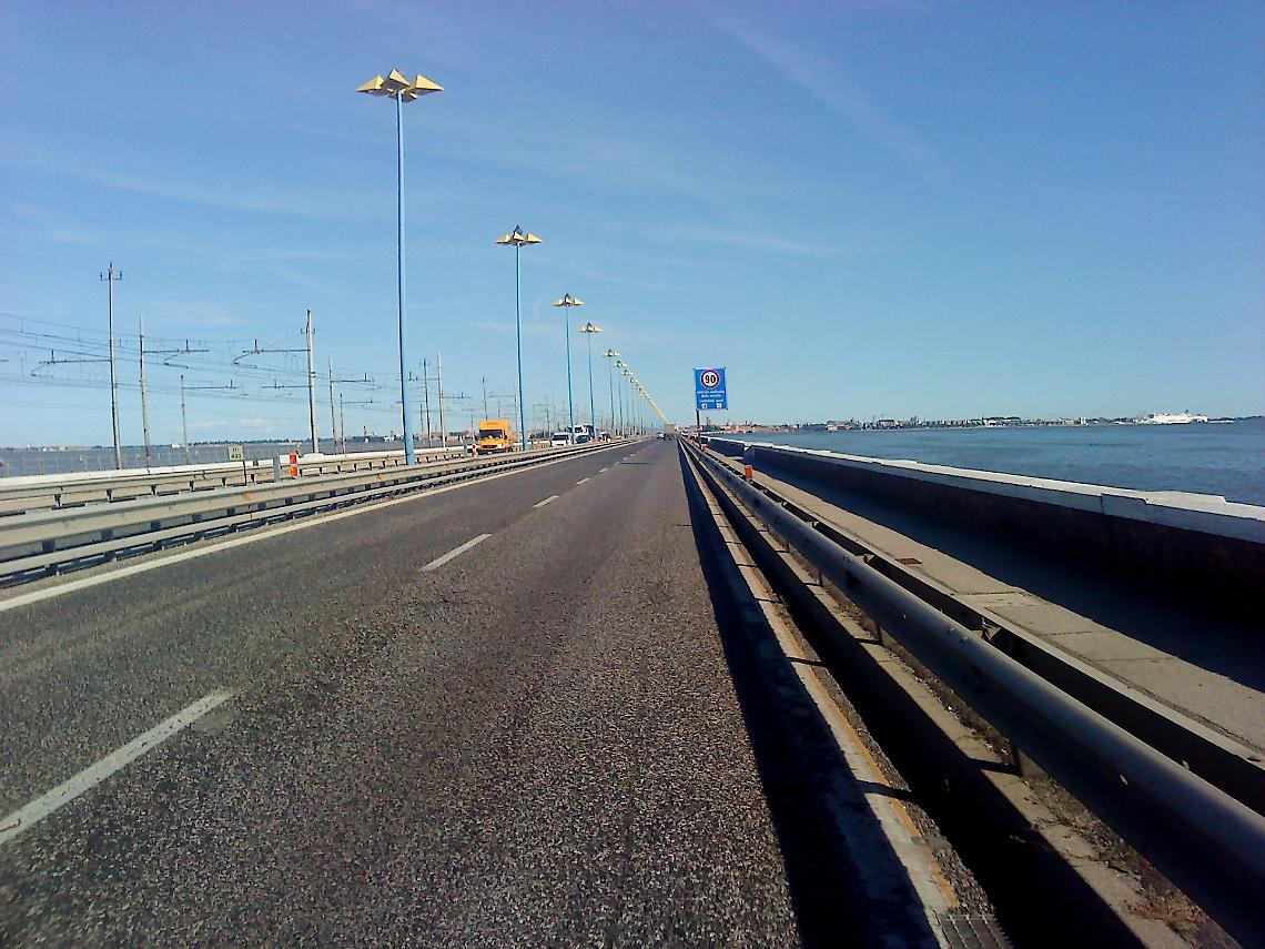 Chioggia, si schianta contro il ponte translagunare: è grave