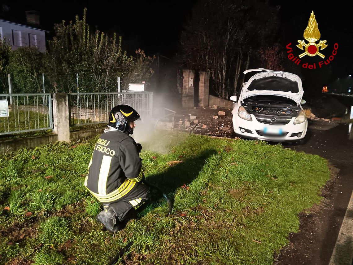 Perde il controllo dell'auto e travolge un contatore del gas