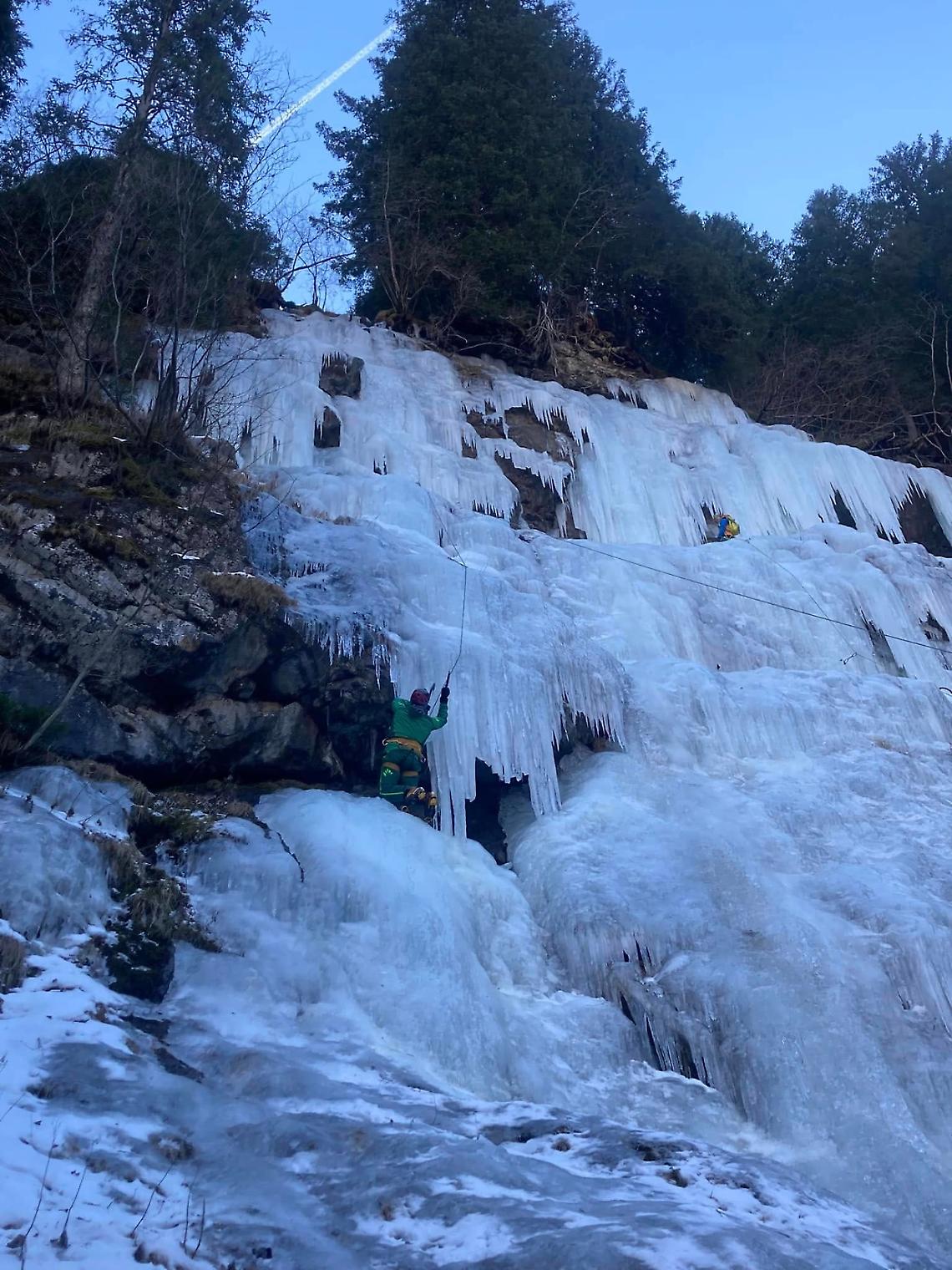 Alpinista vicentino precipita da una cascata di ghiaccio in Val di Fassa