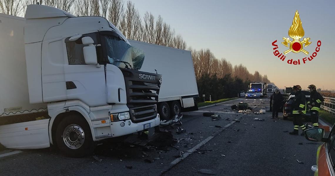 Furgone invade la corsia opposta e si schianta contro un camion sulla Romea