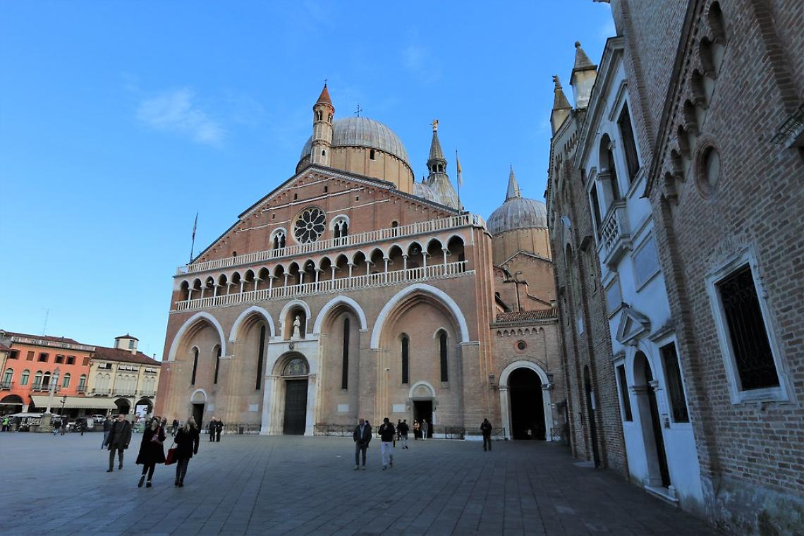 Padova: Il Dramma del Sacerdote Perseguitato da una Parrocchiana Innamorata