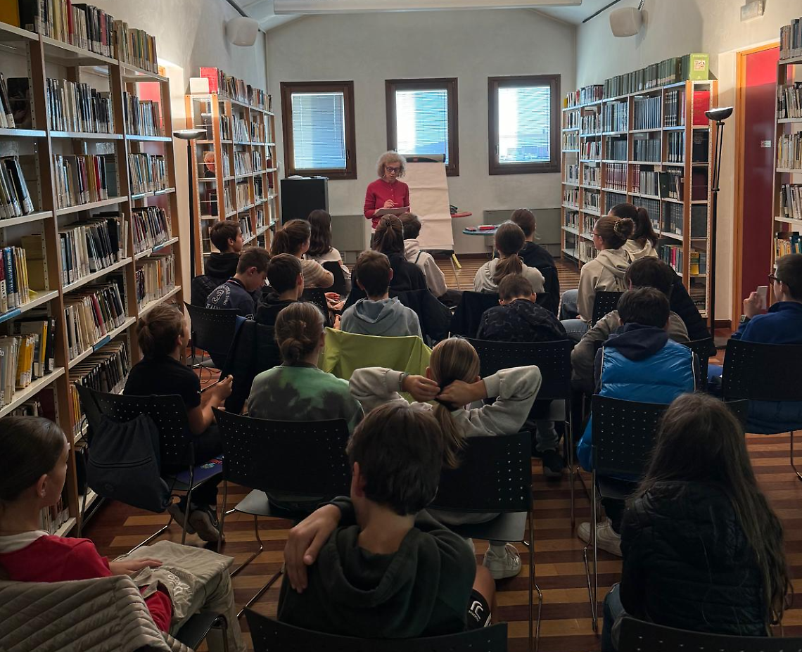 Bruna Graziani con i ragazzi del corso di scrittura creativa nella biblioteca di Casier