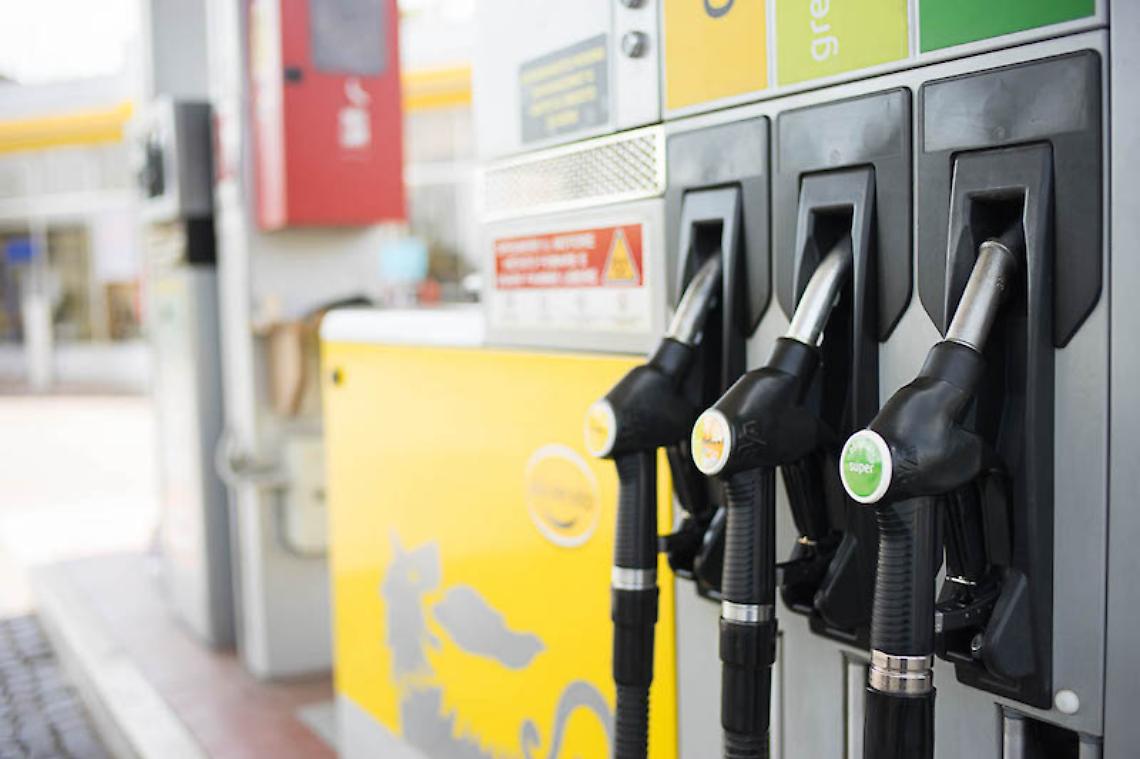 Prezzi della benzina in lieve diminuzione: la verde scende a 1,824 euro al litro