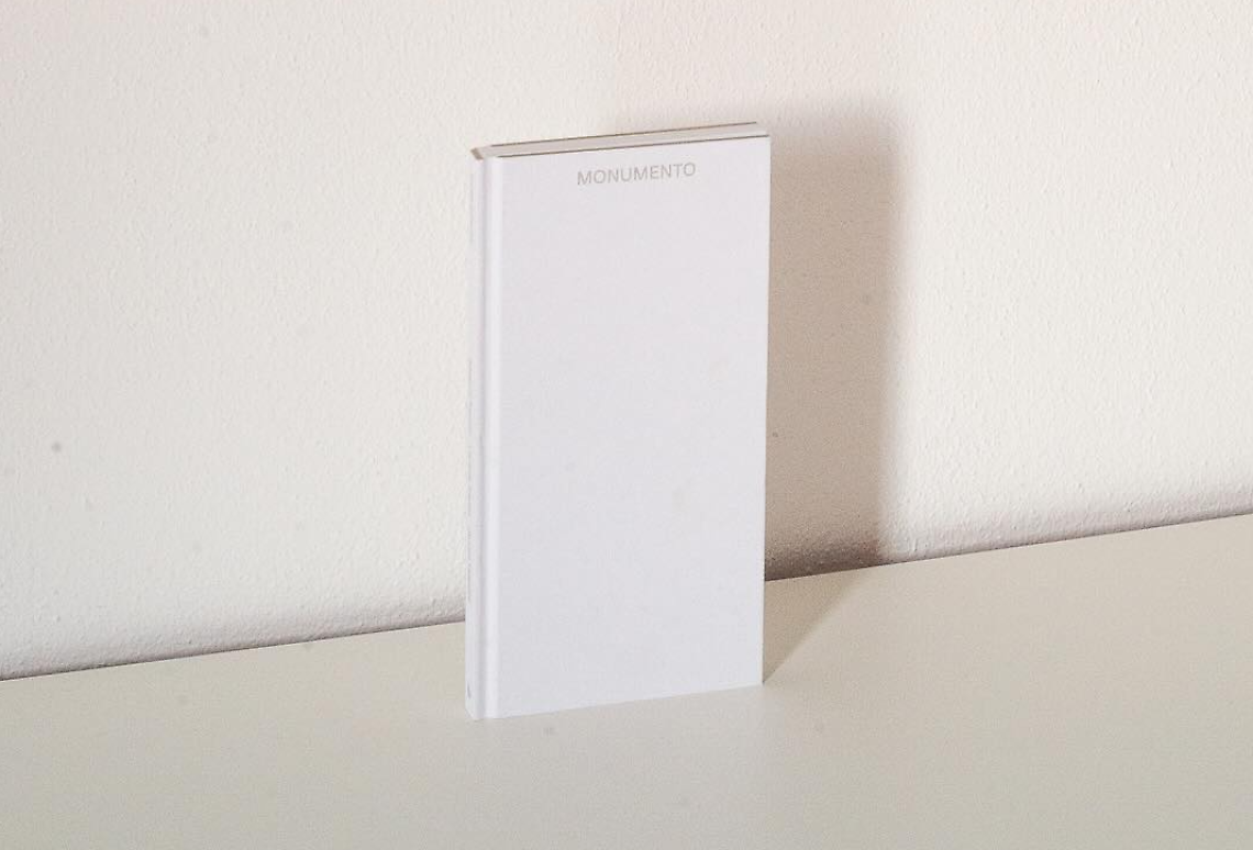 L'inconfondibile stile minimalista della copertina riflette lo spirito dell'opera