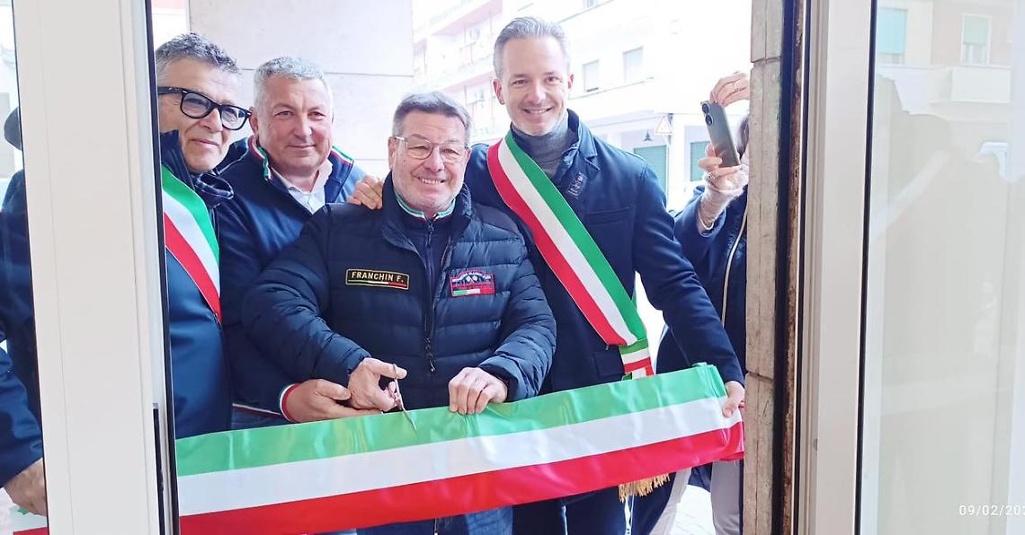 Inaugurata a Cavarzere una mostra dedicata ad Arnaldo Cavallari, pilota e innovatore nel mondo delle corse.