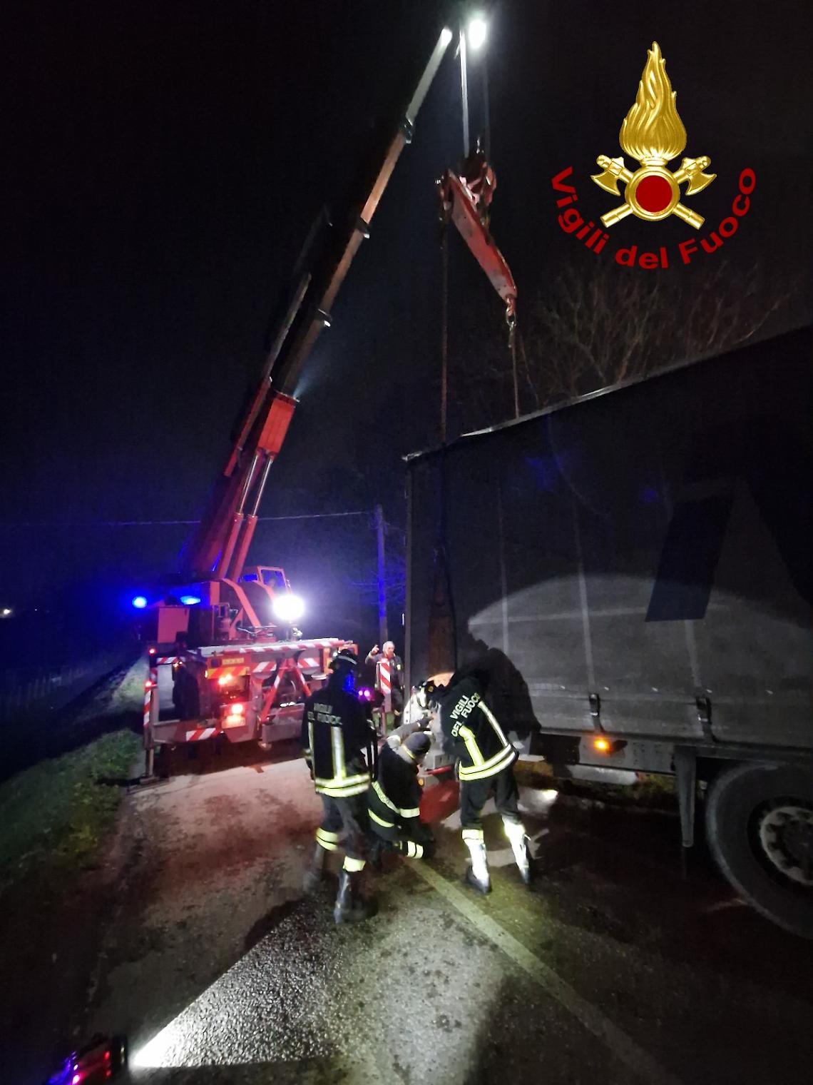 Motta di Livenza: autoarticolato a rischio rovesciamento sulla SP 163