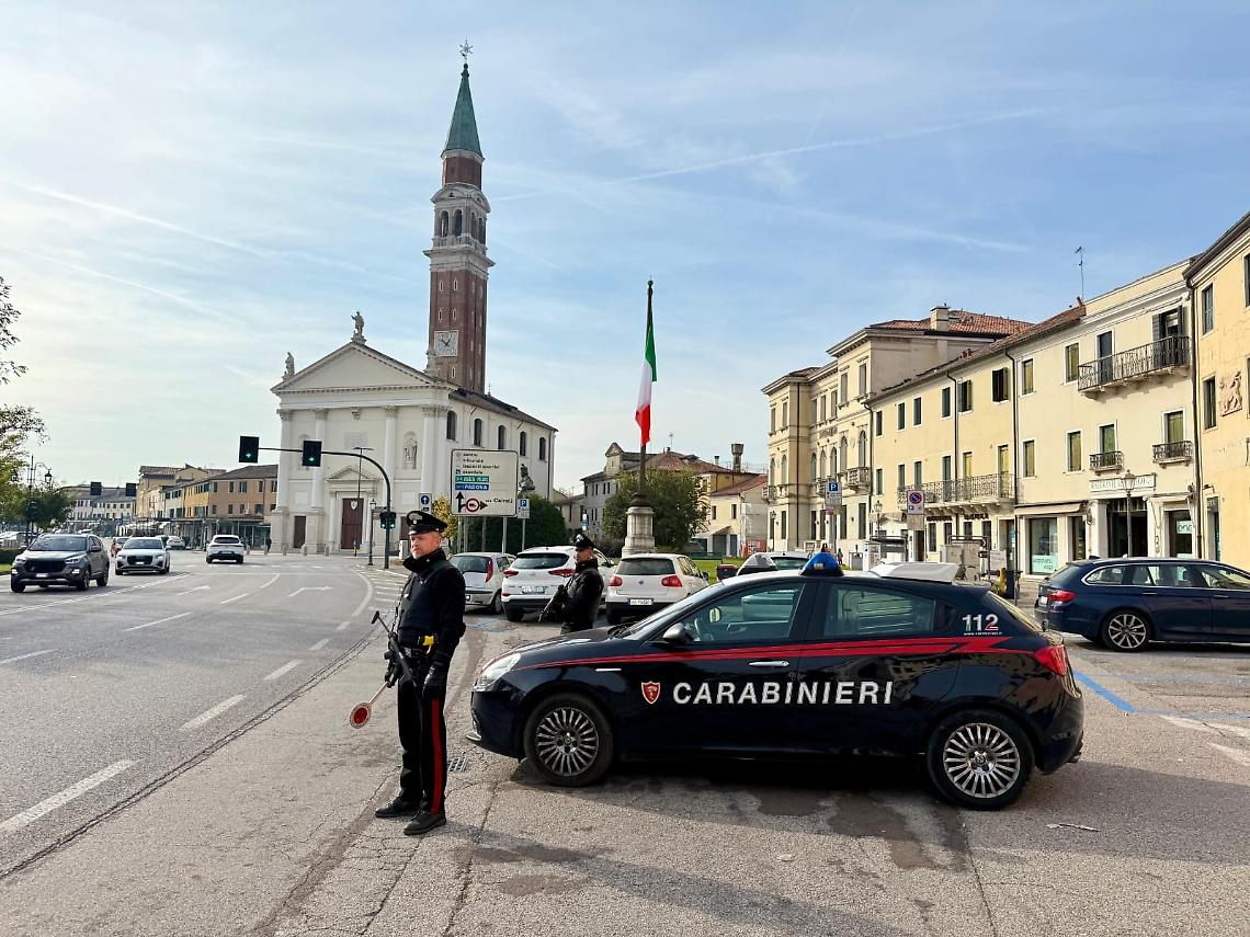 Dolo, ruba in azienda: arrestato un 18enne