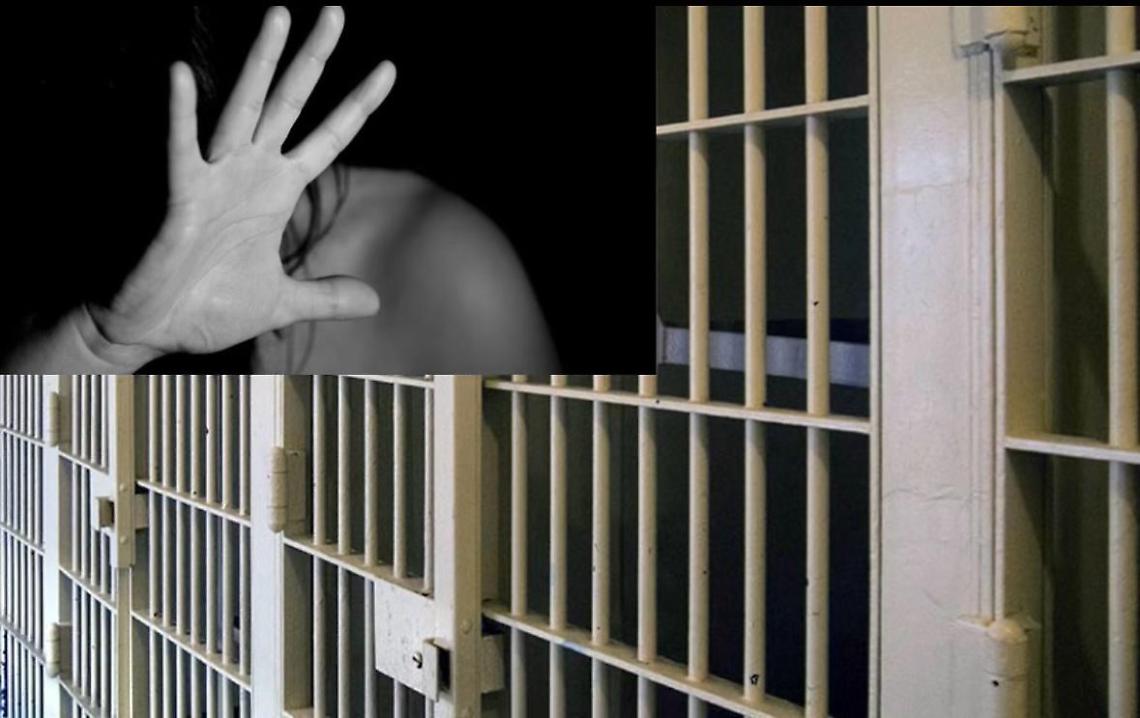 Baci forzati agli stagisti: ex dirigente regionale condannato a due anni e mezzo