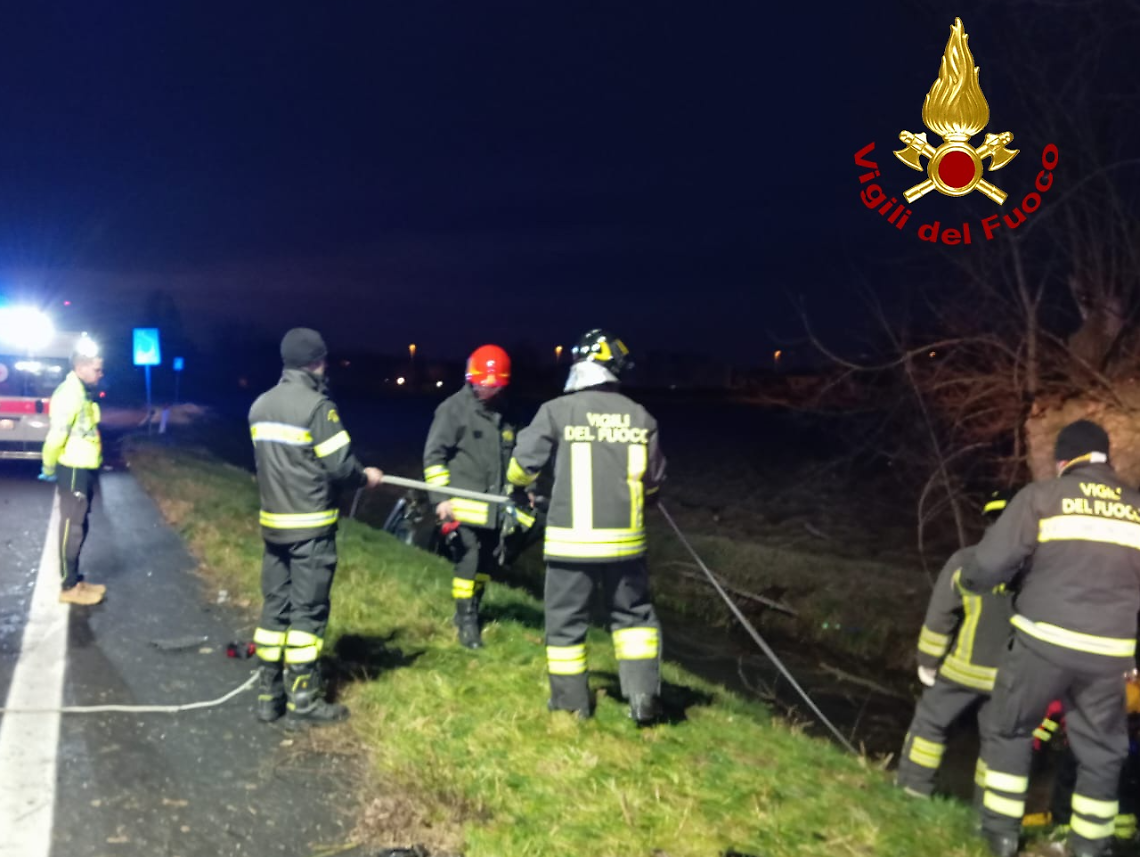 Abano Terme, auto finisce rovesciata nel canale di scolo: deceduto un giovane, altri cinque feriti