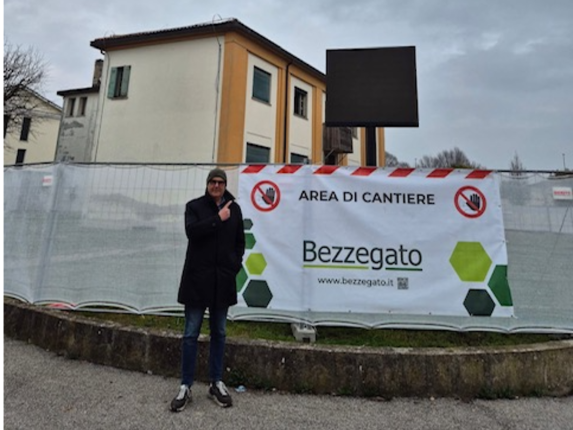 Il sindaco Gianfranco Vezzaro durante un sopralluogo al cantiere