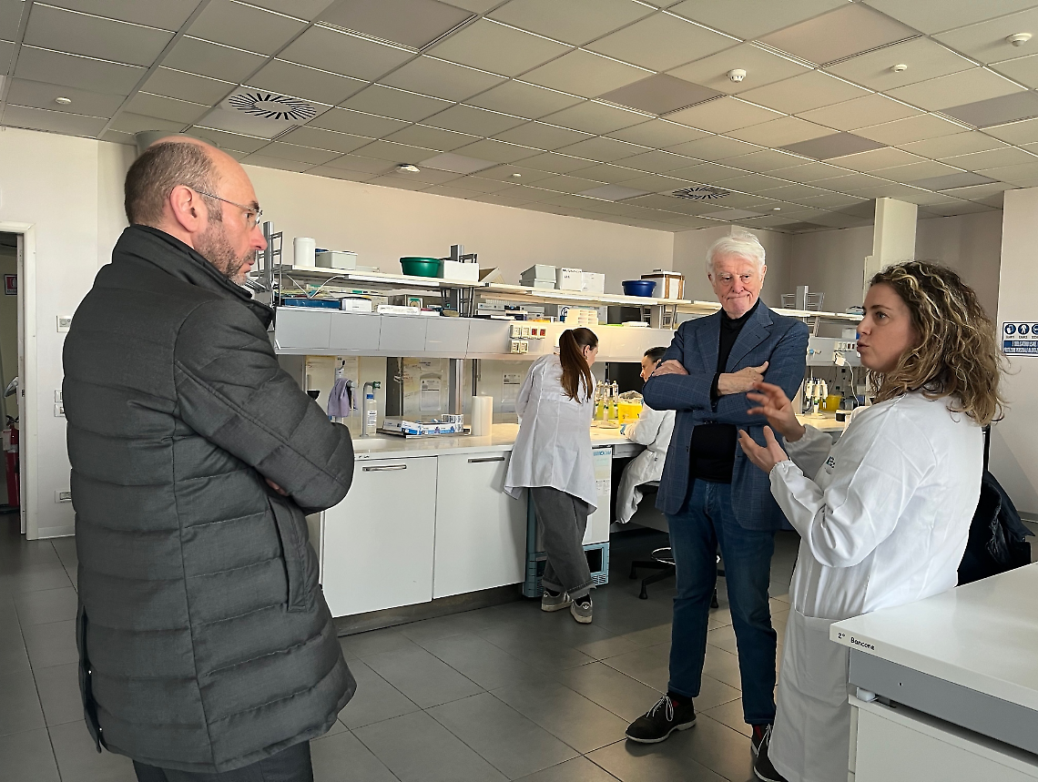 Visita dei rappresentanti di Banca Annia al laboratorio del centro