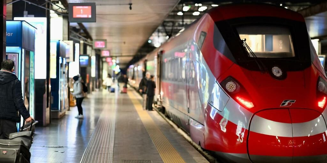 Treni fermi venerdì 23 maggio: scatta lo sciopero nazionale, garantite solo alcune fasce