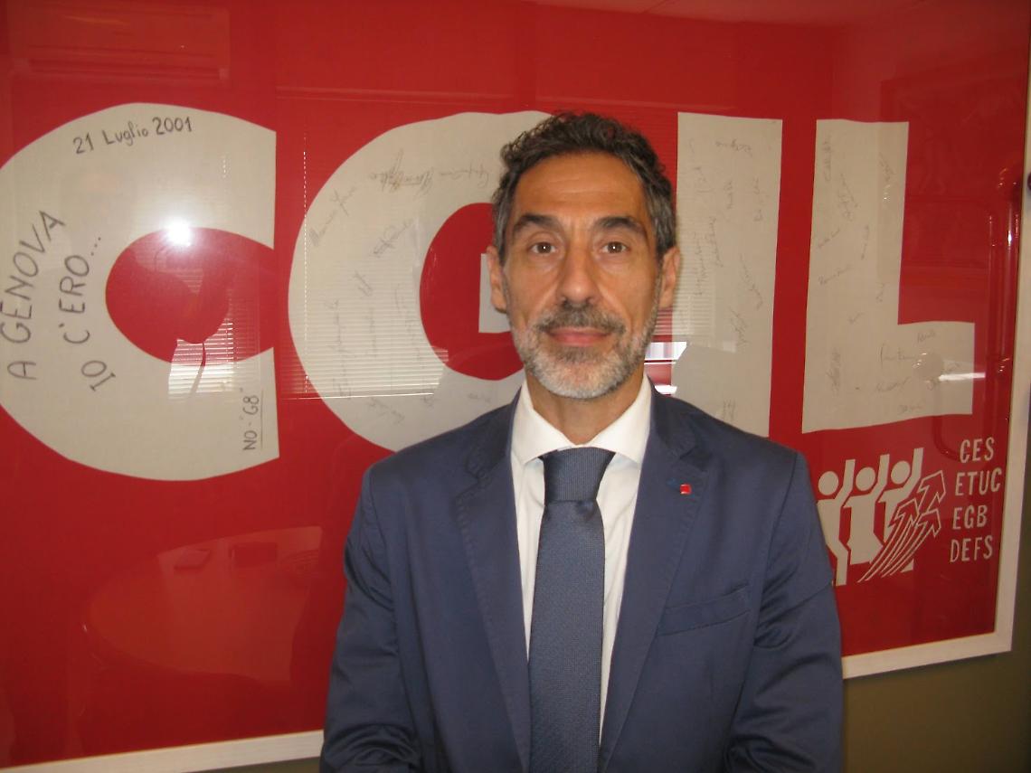 Giancarlo Puggioni con bandiera Cgil