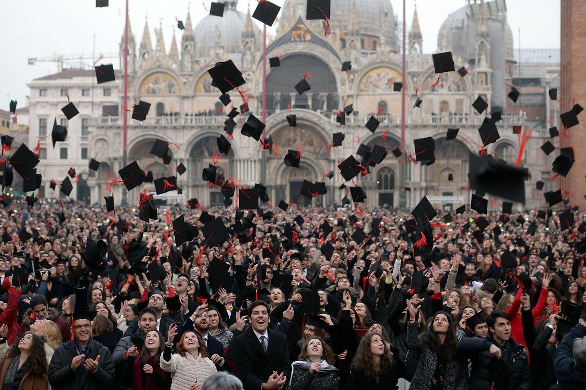 Venezia festeggia 50 anni di lauree in Piazza San Marco