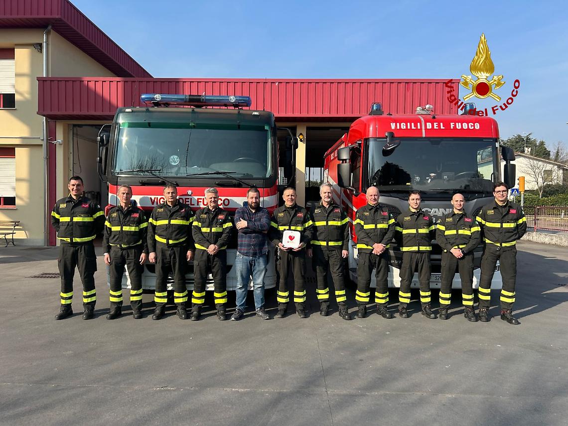 Donato un defibrillatore ai Vigili del Fuoco di Treviso: un cuore che batte per la sicurezza 