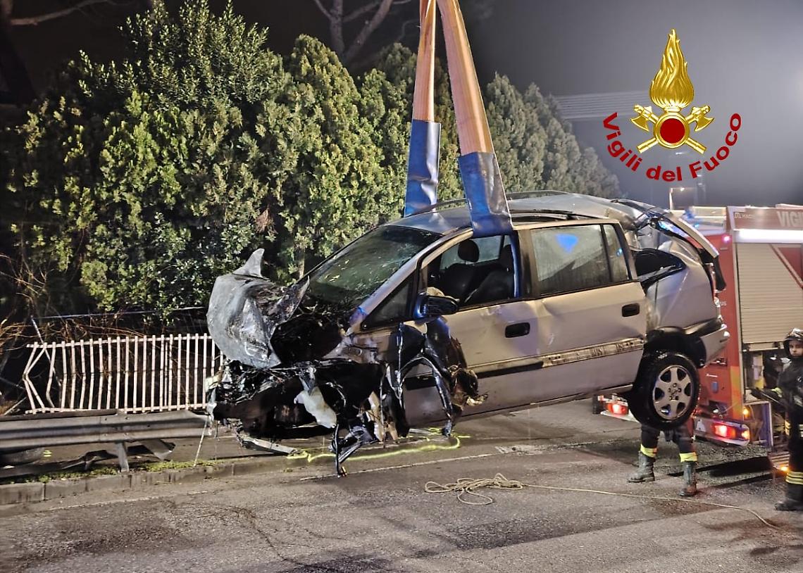 Incidente a Padova: perde il controllo dell'auto e finisce fuori strada