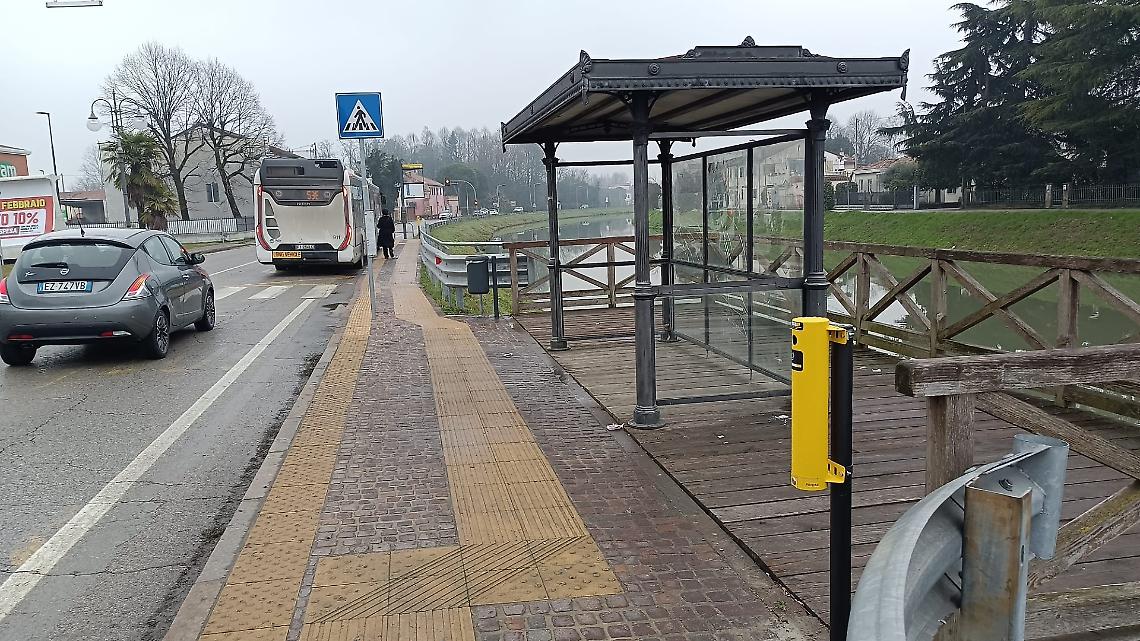 Arriva “Ciccami”, cestini per mozziconi di sigarette alle fermate degli autobus