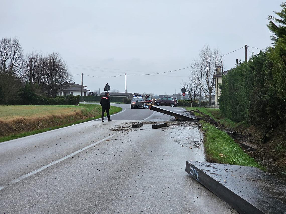 Ospedaletto Euganeo: autocarro perde il carico, strada chiusa e danni ingenti