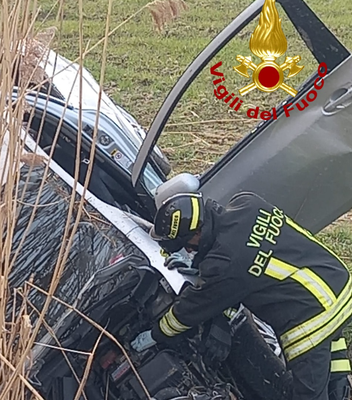 Villaga, auto fuori strada, ferita una donna