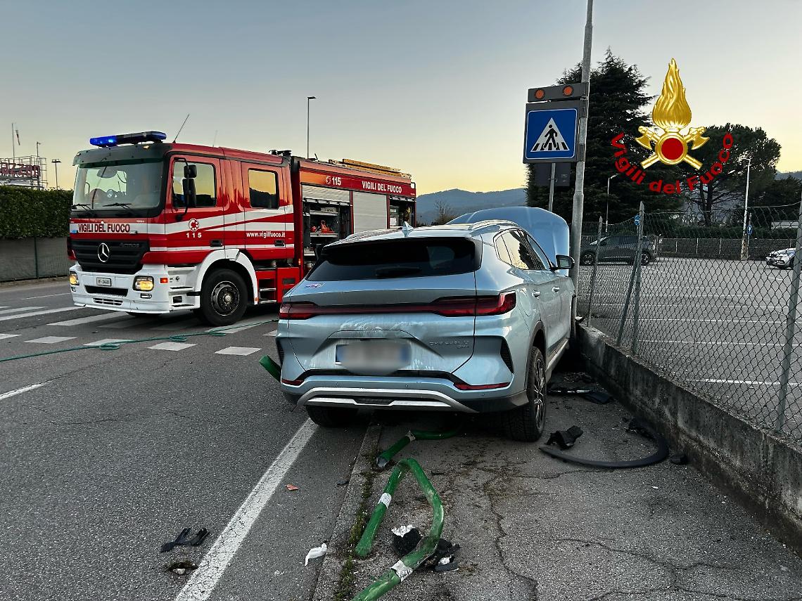Schio, auto contro un muretto: ferita la conducente
