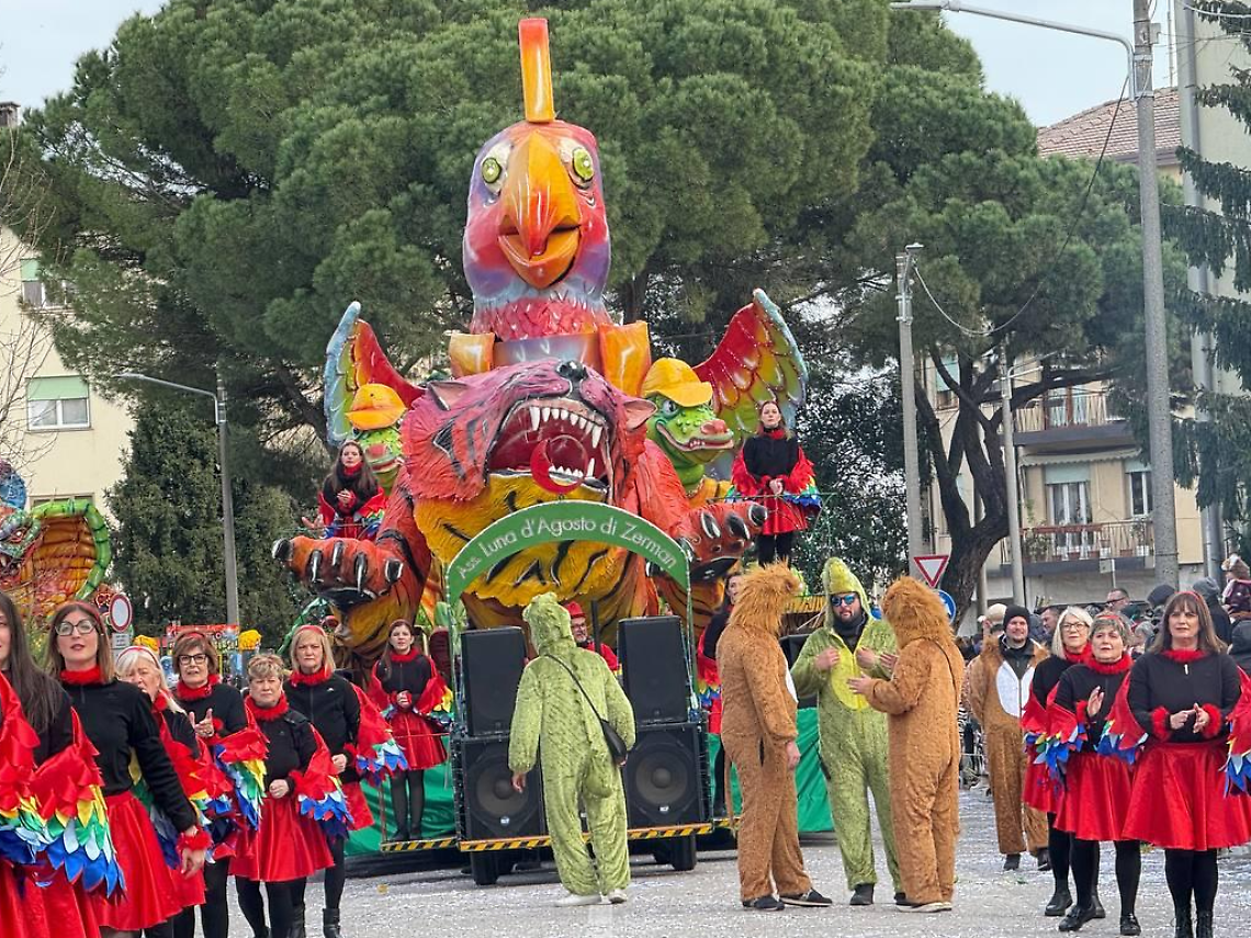 Carnevale di Venezia: i carri allegorici sfilano per le vie di Marghera con oltre 1600 figuranti