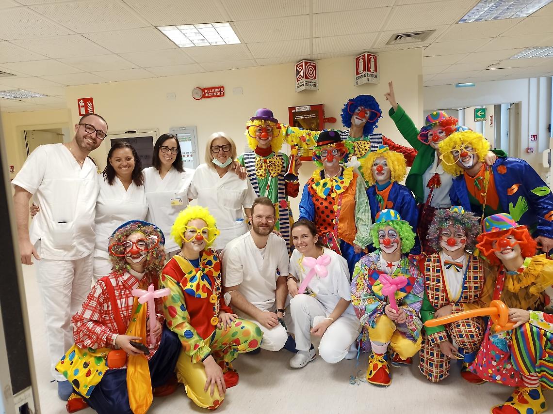 Clown volontari col personale sanitario