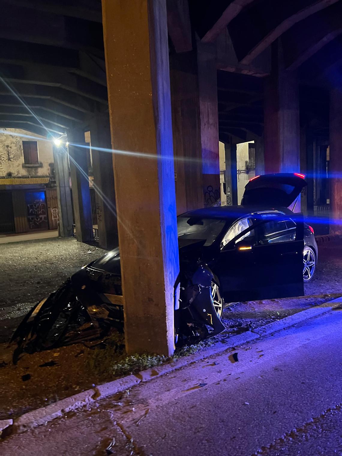 Inseguimento ad alta velocità a Treviso: giovane senza patente si schianta contro un pilone