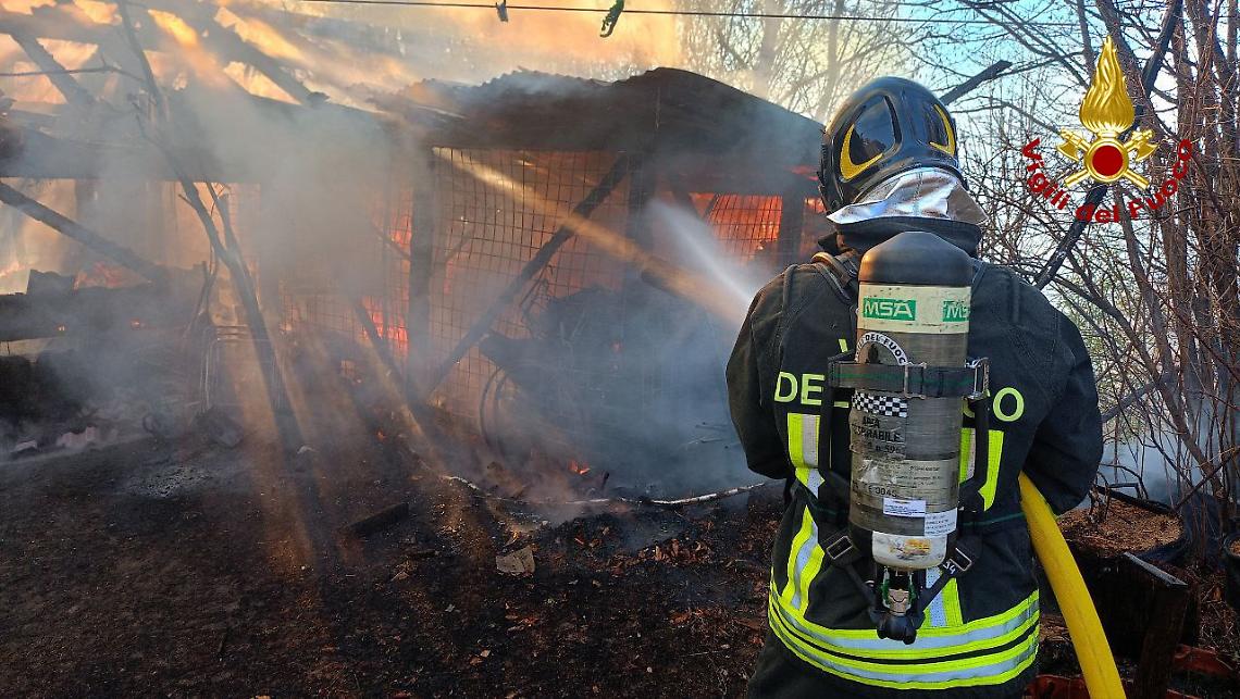Belluno, esplode bombola di gpl: ricovero agricolo in fiamme 