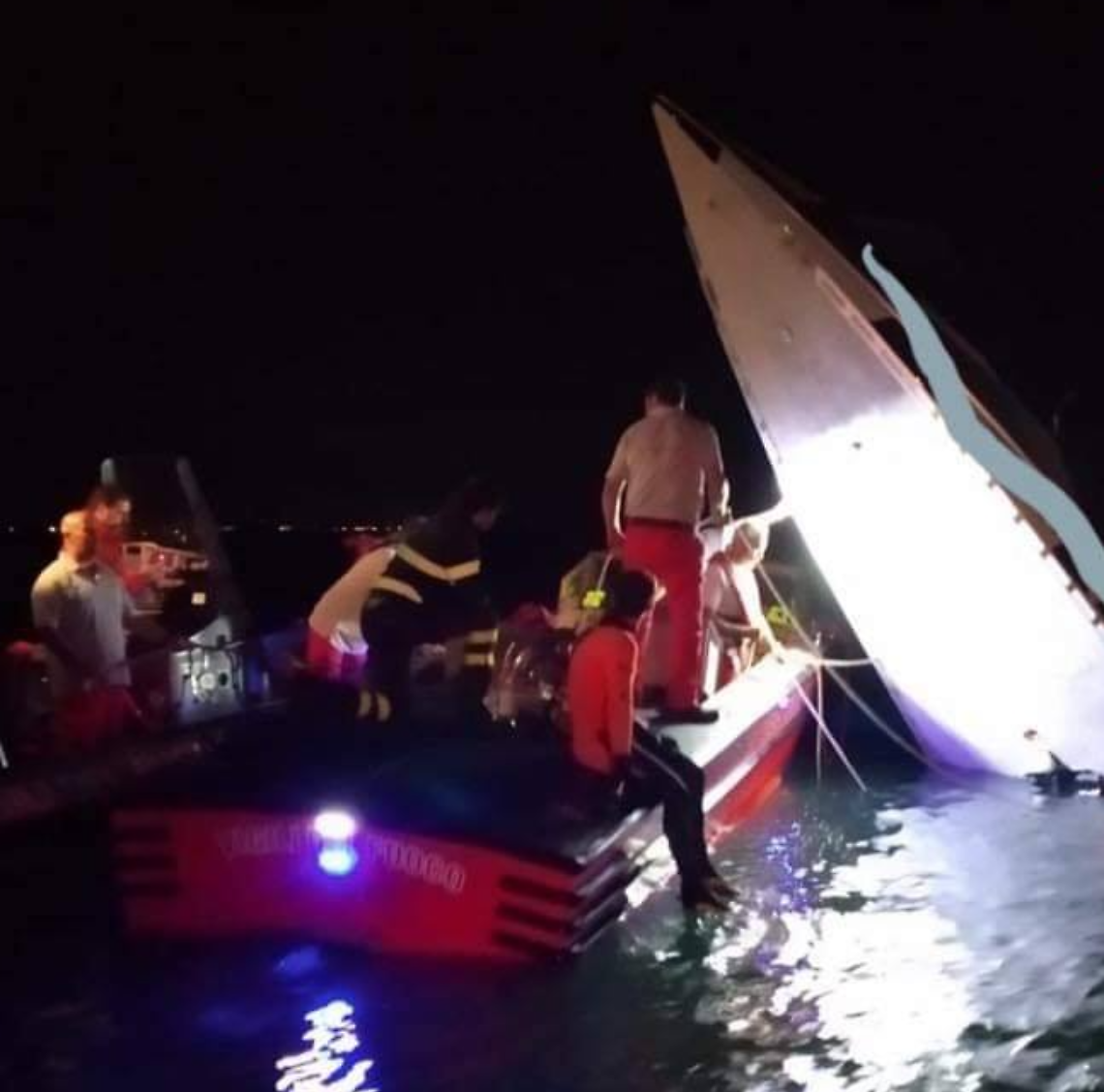 Incidente nautico a Venezia: barca si schianta contro un palo, tre uomini in acqua