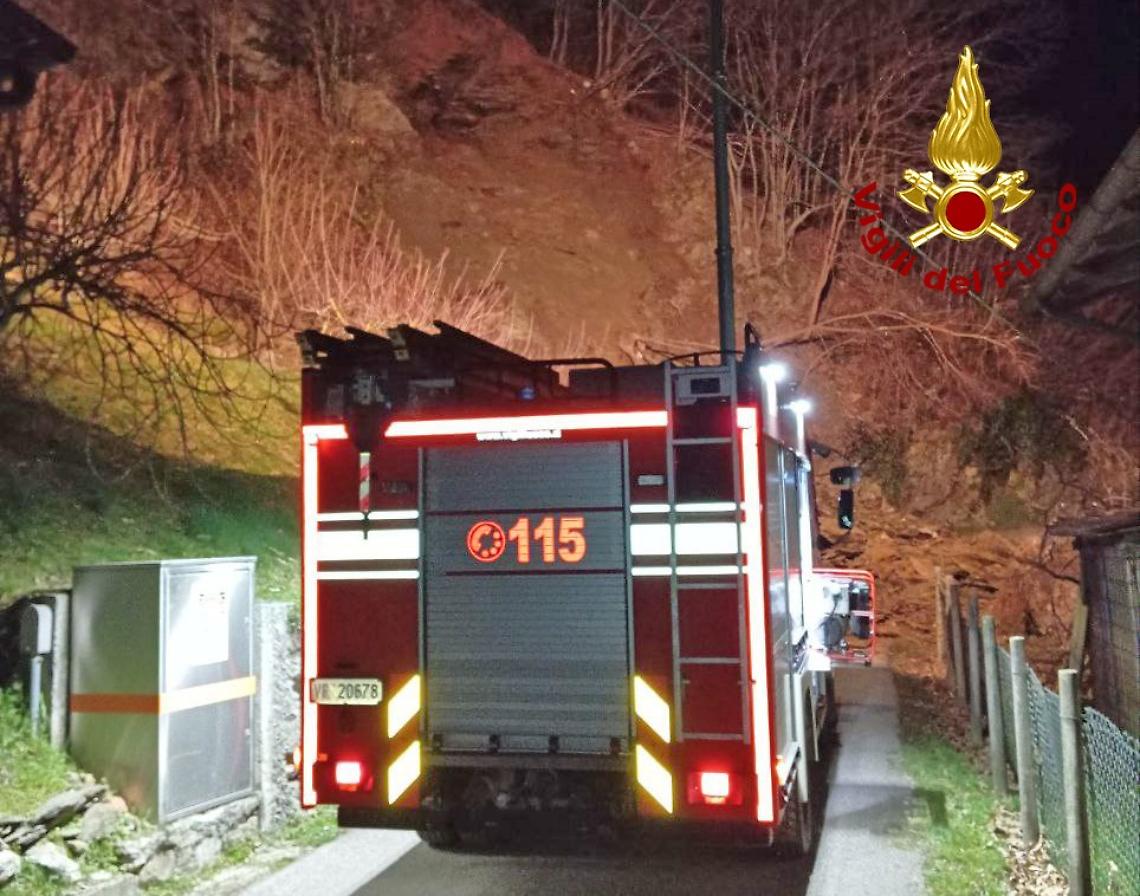 Frana a Valli del Pasubio: strada bloccata, intervento d'emergenza dei Vigili del Fuoco 