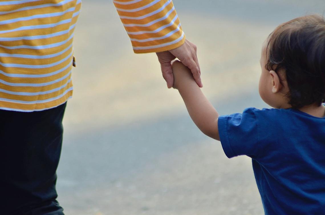 L’abbraccio materno che costruisce il futuro: come l’affetto genitoriale plasma la personalità e il successo dei figli