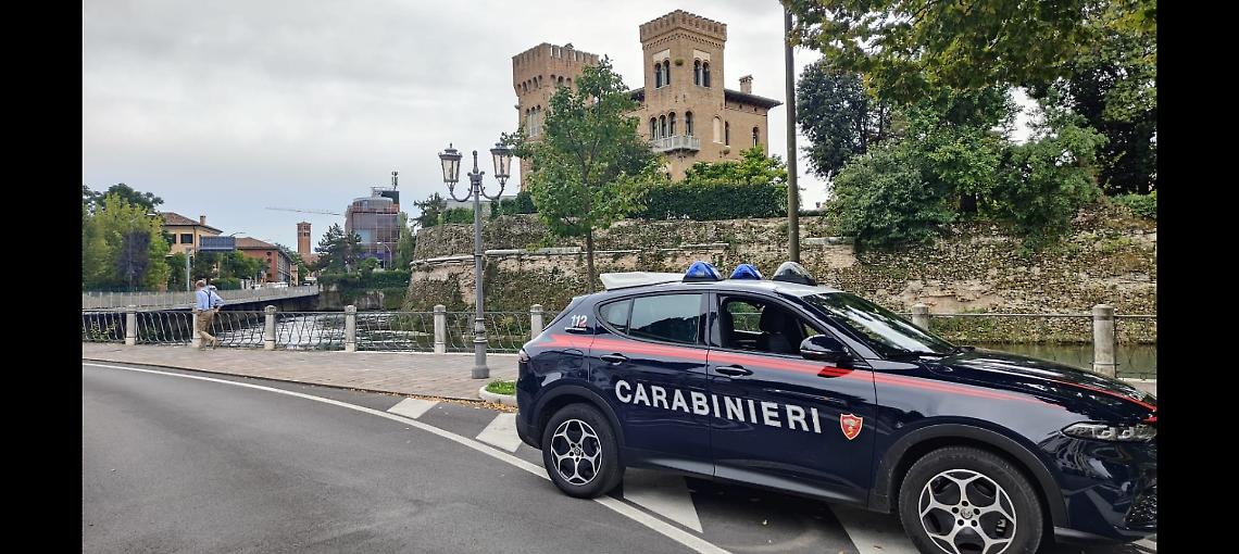 Treviso, tenta di rubare un telefono con calci e pugni: denunciato 
