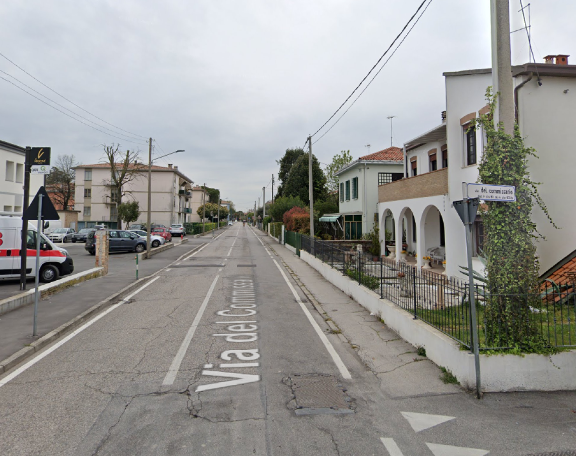 Padova, creano un parcheggio abusivo con una sbarra: il Comune ordina la rimozione