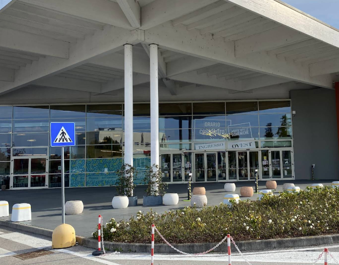  Incendio al parcheggio del megastore a San Giorgio delle Pertiche: nessun ferito