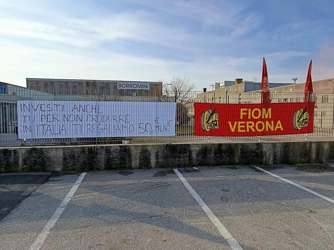 Lo striscione davanti alla Borromini: "Investi anche tu per non produrre in Italia, ti regaliamo 50 milioni!"