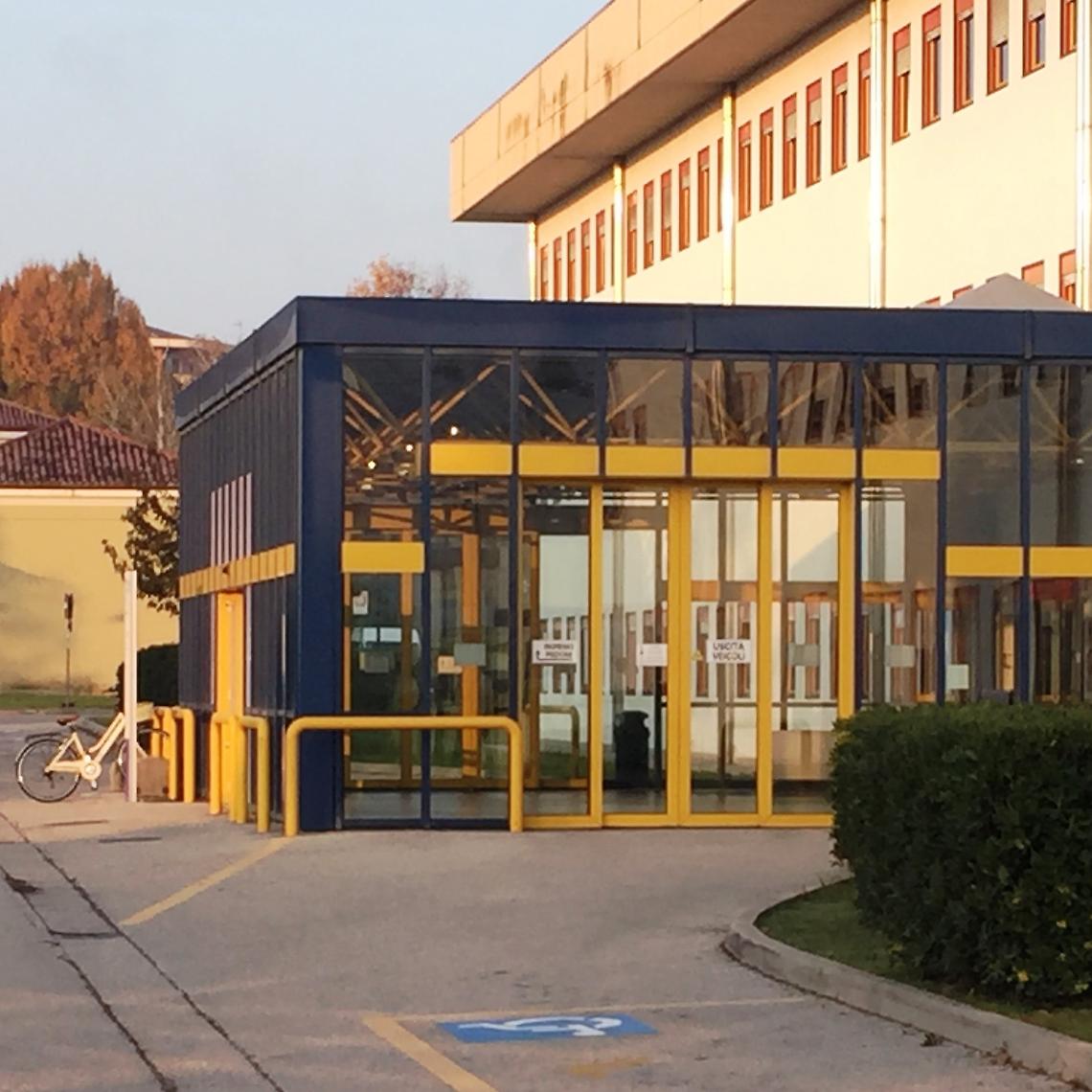 Miracolo a Cornuda: operaio cade dal tetto di un edificio, salvato da una pedana 