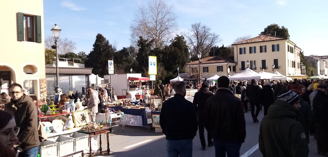 Oggetti dei Nonni, a Mirano il grande mercatino che fa rivivere la storia
