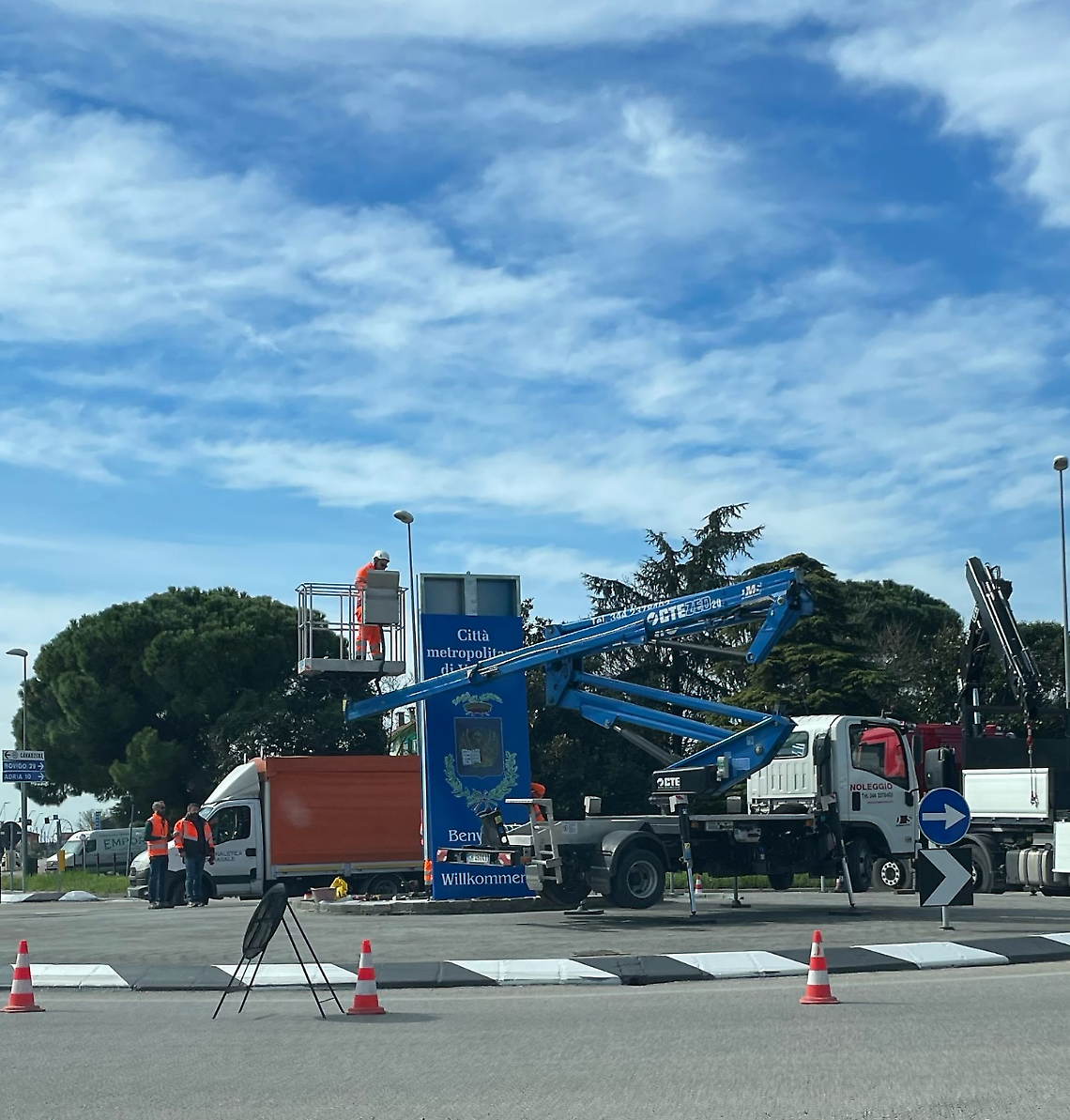 Grazie alla collaborazione tra Comune e Città Metropolitana di Venezia, installata una nuova segnaletica all’ingresso della città