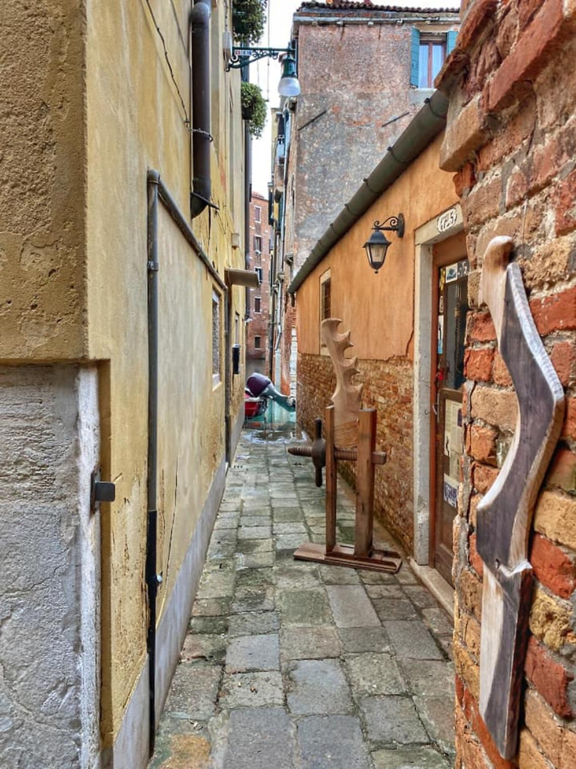 Venezia, stroncato da un malore davanti casa: muore a 54 anni
