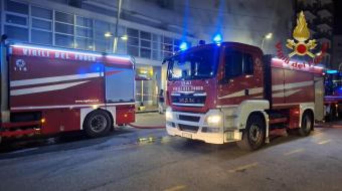 Incendio in un garage a Padova: salvato un cagnolino, nessun ferito