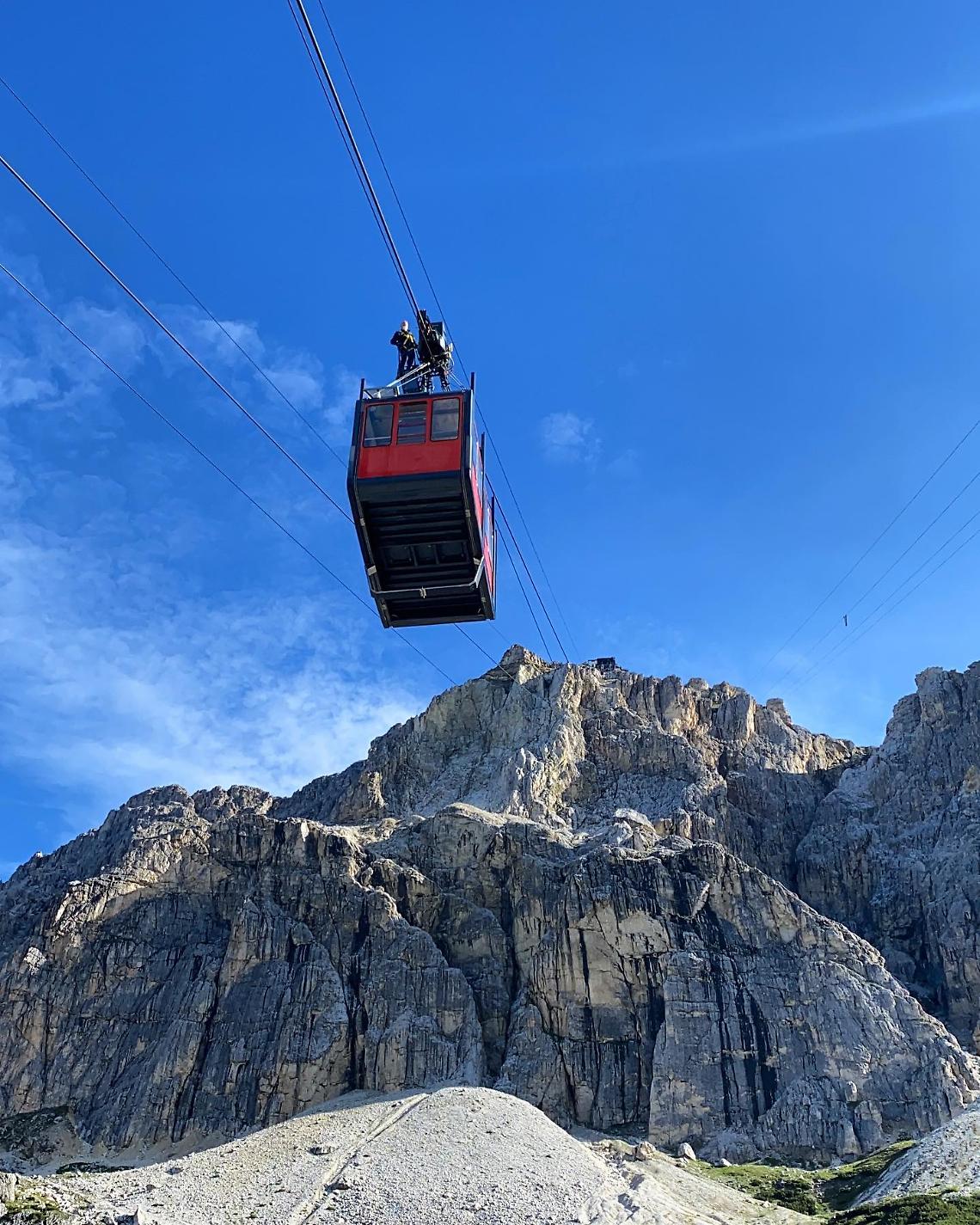 Guasto alla funivia di Mezzocorona: 12 persone sospese nel vuoto, turisti evacuati con fuoristrada