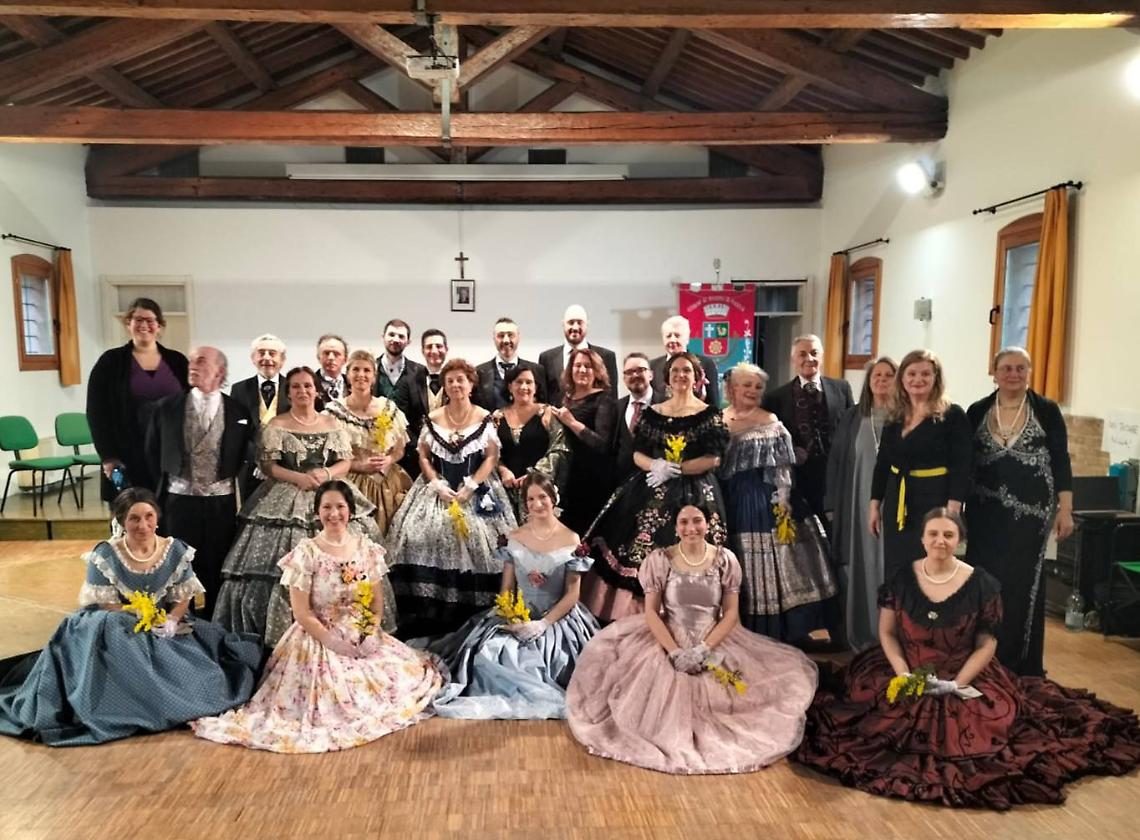 Un romantico ballo in costumi d’epocaper un pomeriggio da sogno