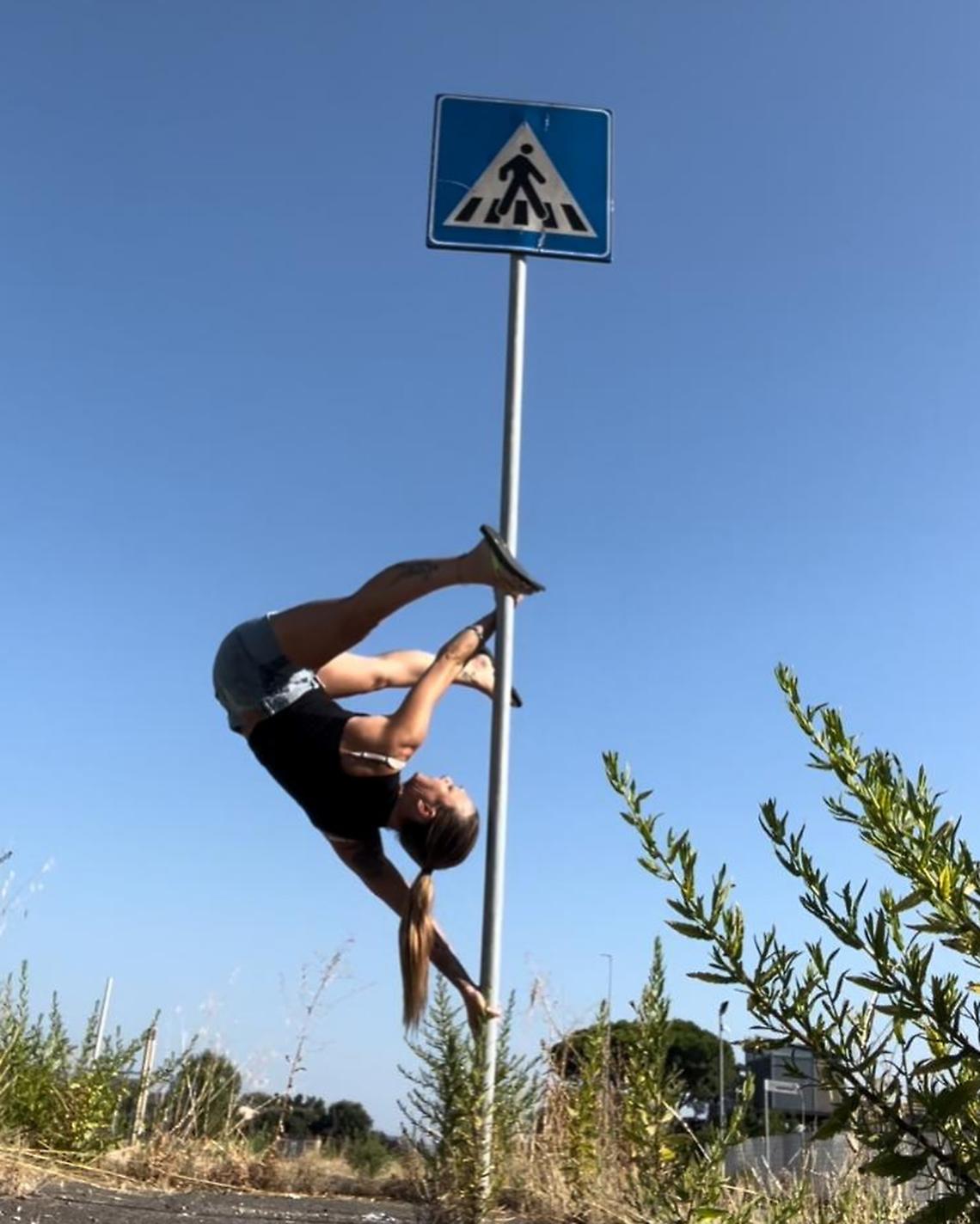 Capo Sile, si arrampica e balla la pole dance in segno di protesta: il video diventa virale 