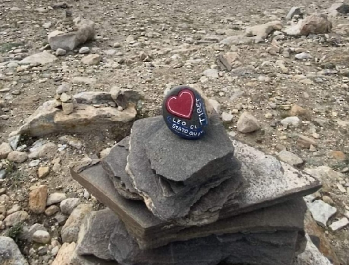 Uno dei "sassi di Leonardo" che è stato portato sulla vetta dell'Everest