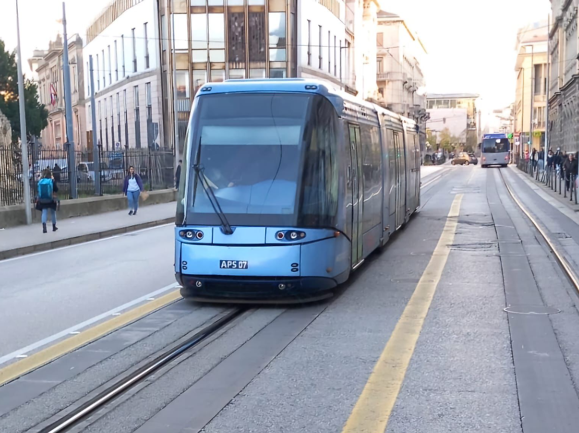 Padova, poliziotto libero dal servizio sventa furto sul tram: arrestate due borseggiatrici bulgare