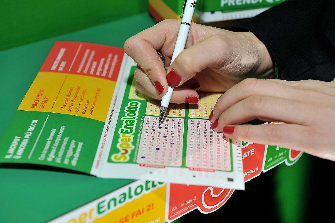 Vince 88 milioni al Superenalotto, ma la "quasi" ex moglie reclama metà del bottino