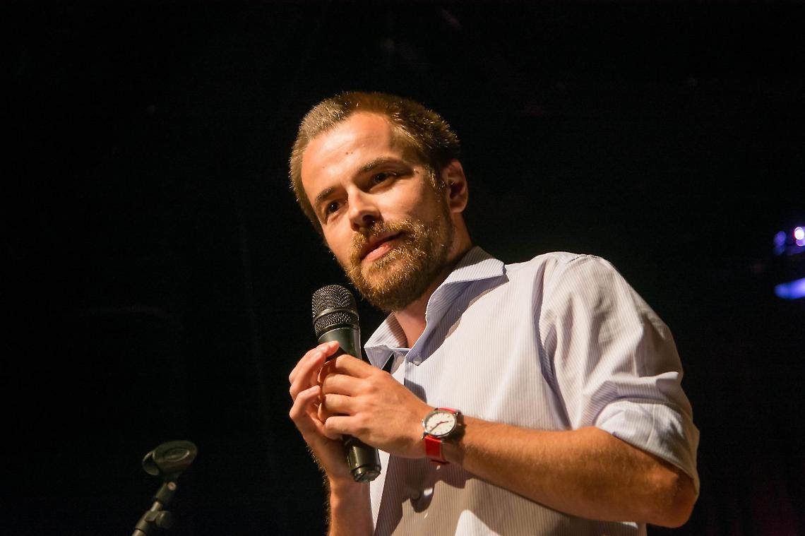 Nicolò Falcone porta "Live 2025" a Mestre: ironia e riflessione sul palco